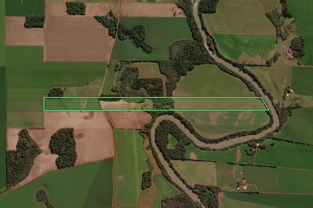 Imagem de satélite do imóvel rural em Tapera (RS), com o contorno declarado no CAR desenhado por cima.