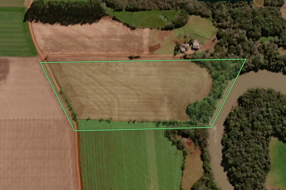 Imagem de satélite do imóvel rural em Tapera (RS), com o contorno declarado no CAR desenhado por cima.