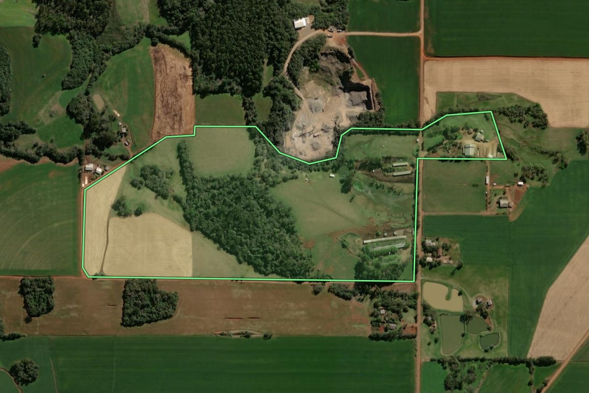 Imagem de satélite do imóvel rural em Tapera (RS), com o contorno declarado no CAR desenhado por cima.