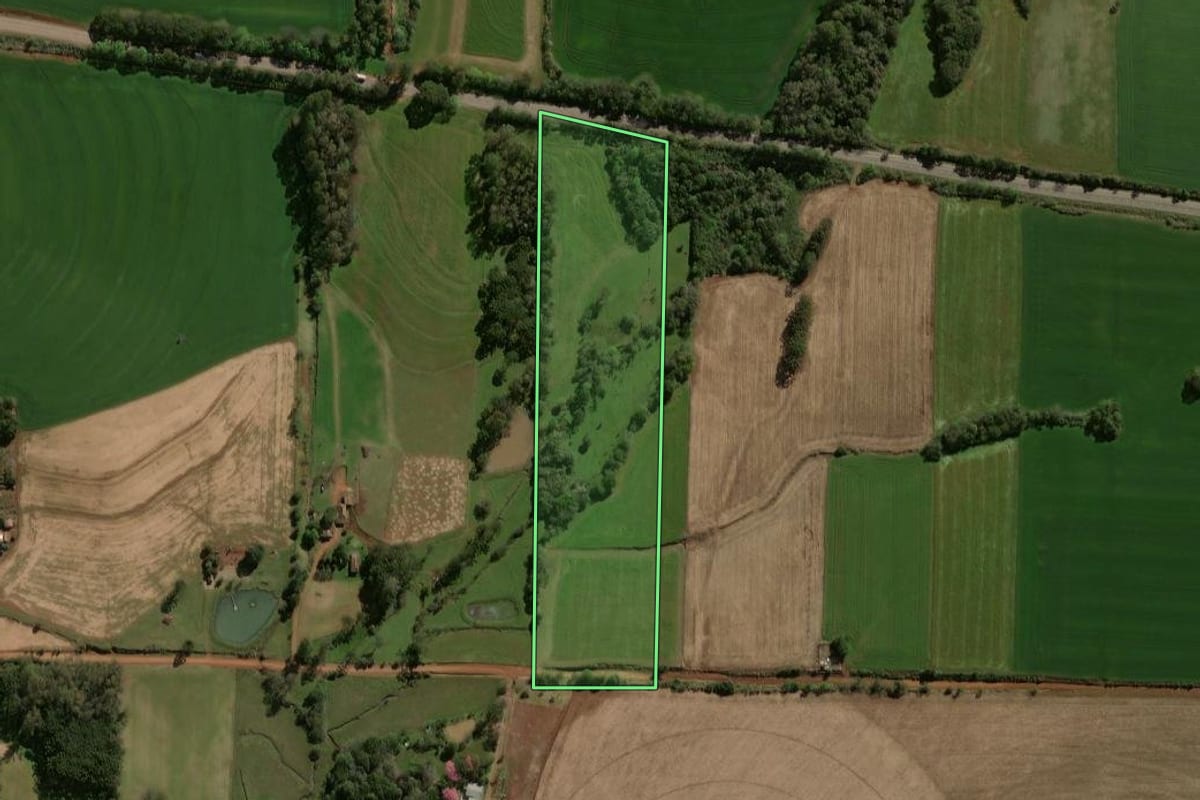 Imagem de satélite do imóvel rural em Tapera (RS), com o contorno declarado no CAR desenhado por cima.