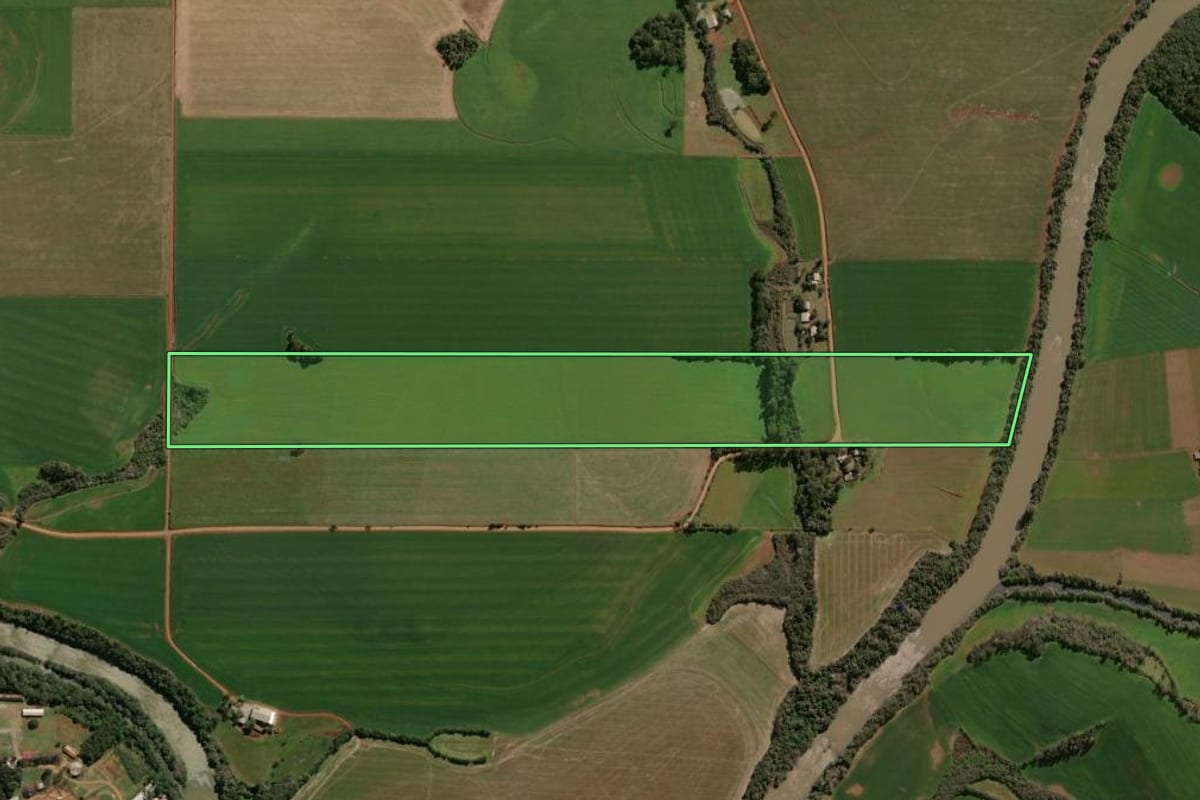 Imagem de satélite do imóvel rural em Tapera (RS), com o contorno declarado no CAR desenhado por cima.