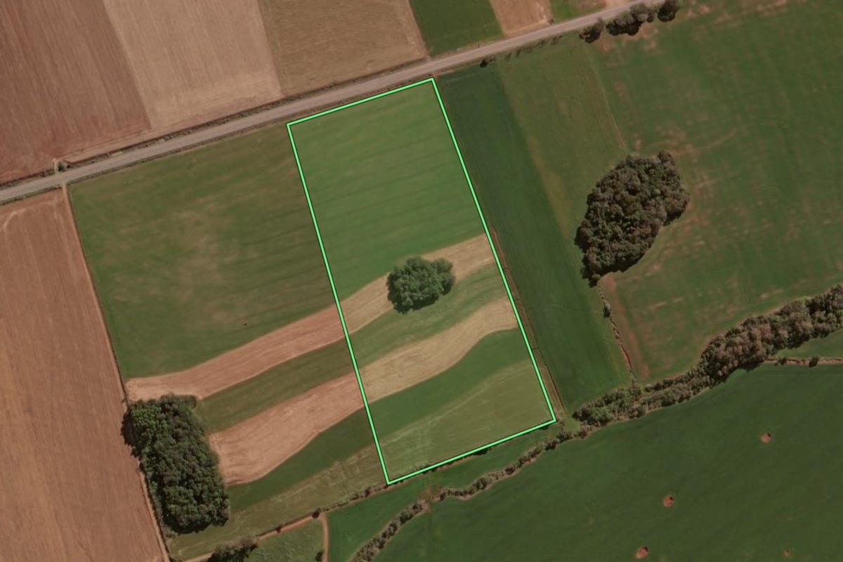 Imagem de satélite do imóvel rural em Tapera (RS), com o contorno declarado no CAR desenhado por cima.