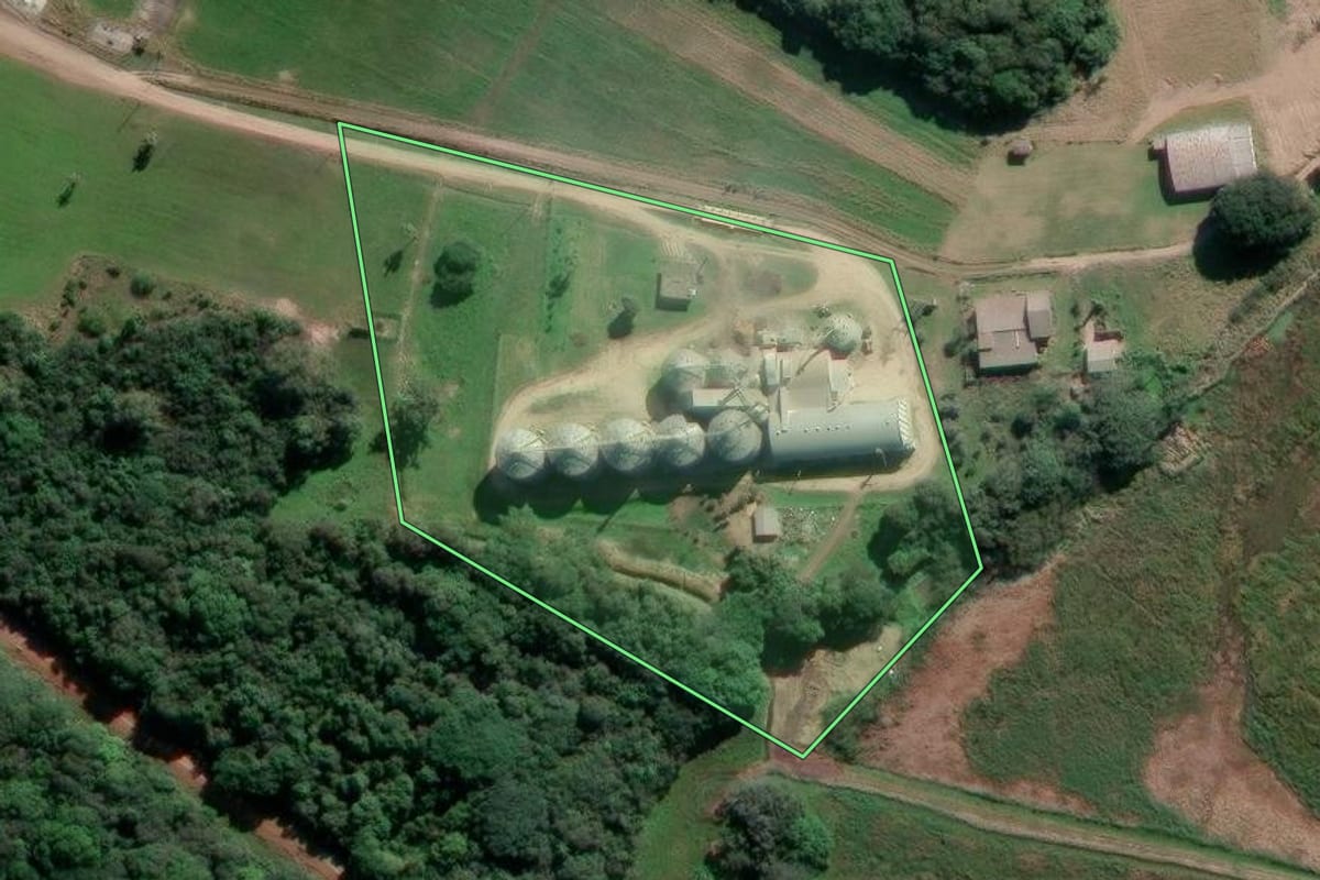 Imagem de satélite do imóvel rural em Tapes (RS), com o contorno declarado no CAR desenhado por cima.