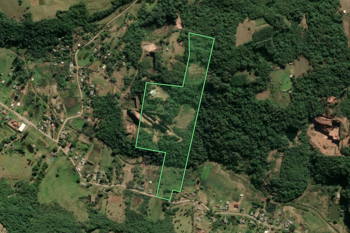 Imagem de satélite do imóvel rural em Taquara (RS), com o contorno declarado no CAR desenhado por cima.