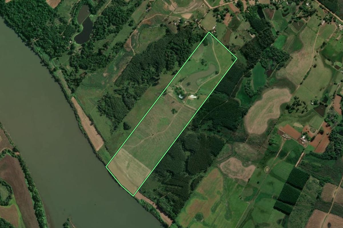 Imagem de satélite do imóvel rural em Taquari (RS), com o contorno declarado no CAR desenhado por cima.