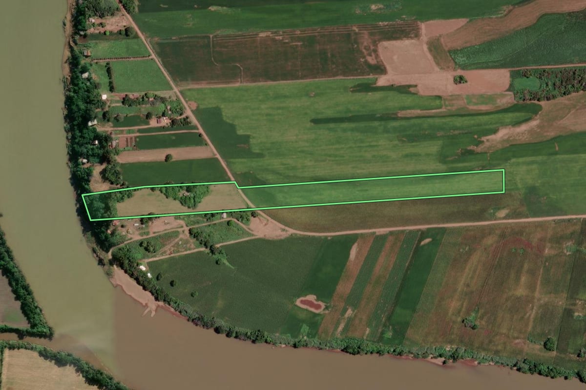 Imagem de satélite do imóvel rural em Taquari (RS), com o contorno declarado no CAR desenhado por cima.