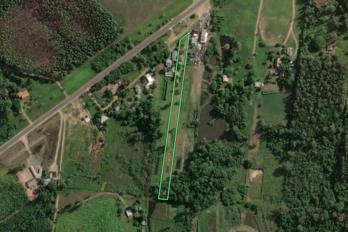 Imagem de satélite do imóvel rural em Taquari (RS), com o contorno declarado no CAR desenhado por cima.
