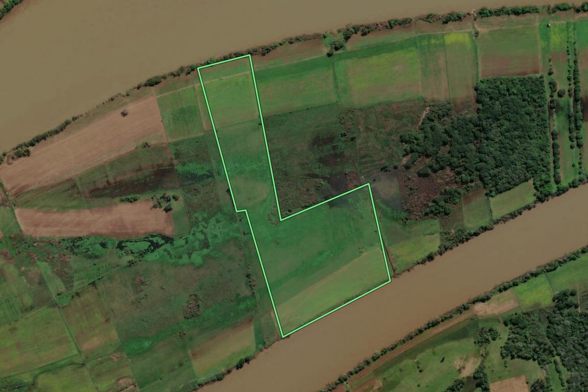 Imagem de satélite do imóvel rural em Taquari (RS), com o contorno declarado no CAR desenhado por cima.