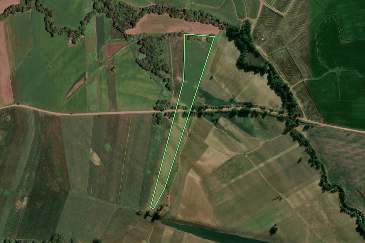 Imagem de satélite do imóvel rural em Taquari (RS), com o contorno declarado no CAR desenhado por cima.