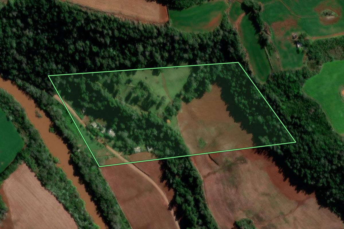 Imagem de satélite do imóvel rural em Taquaruçu do Sul (RS), com o contorno declarado no CAR desenhado por cima.