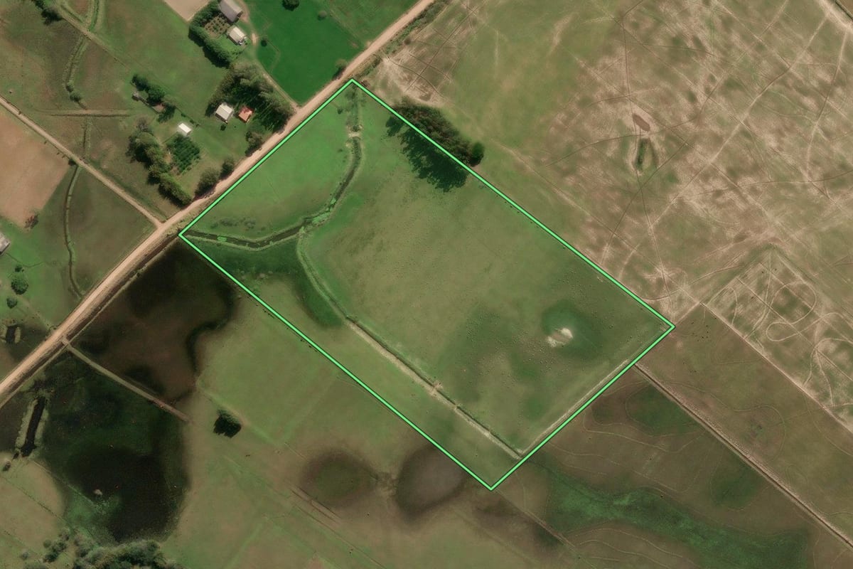 Imagem de satélite do imóvel rural em Tavares (RS), com o contorno declarado no CAR desenhado por cima.
