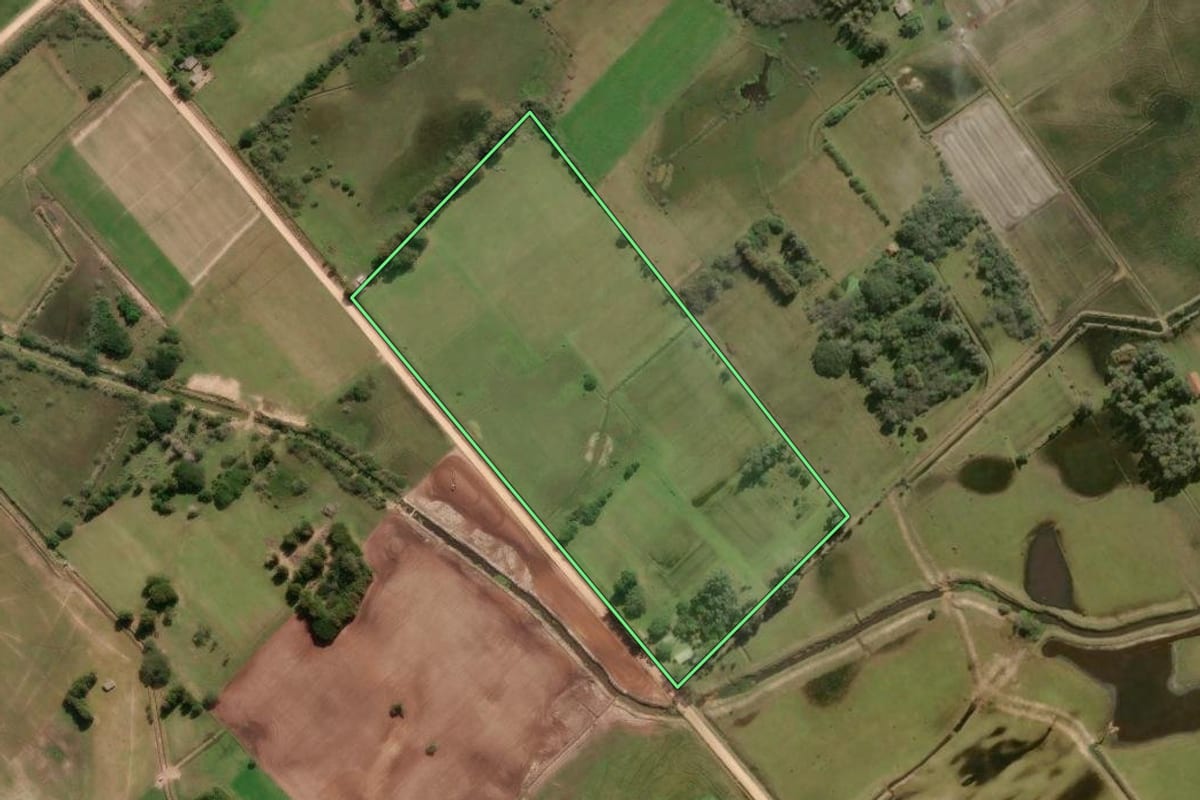 Imagem de satélite do imóvel rural em Tavares (RS), com o contorno declarado no CAR desenhado por cima.