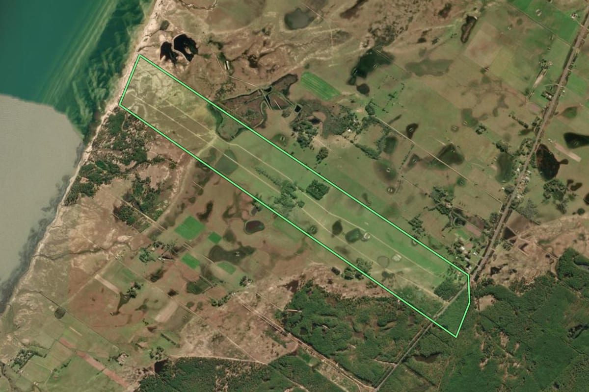 Imagem de satélite do imóvel rural em Tavares (RS), com o contorno declarado no CAR desenhado por cima.