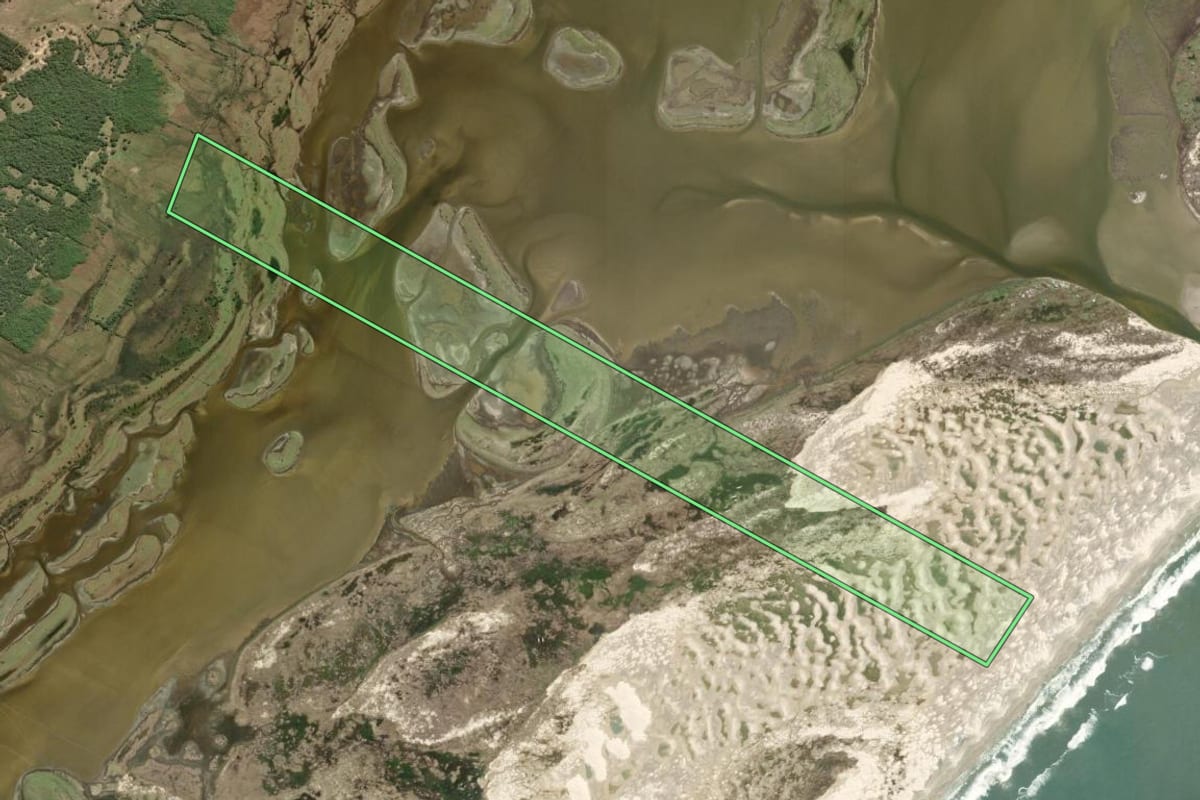 Imagem de satélite do imóvel rural em Tavares (RS), com o contorno declarado no CAR desenhado por cima.