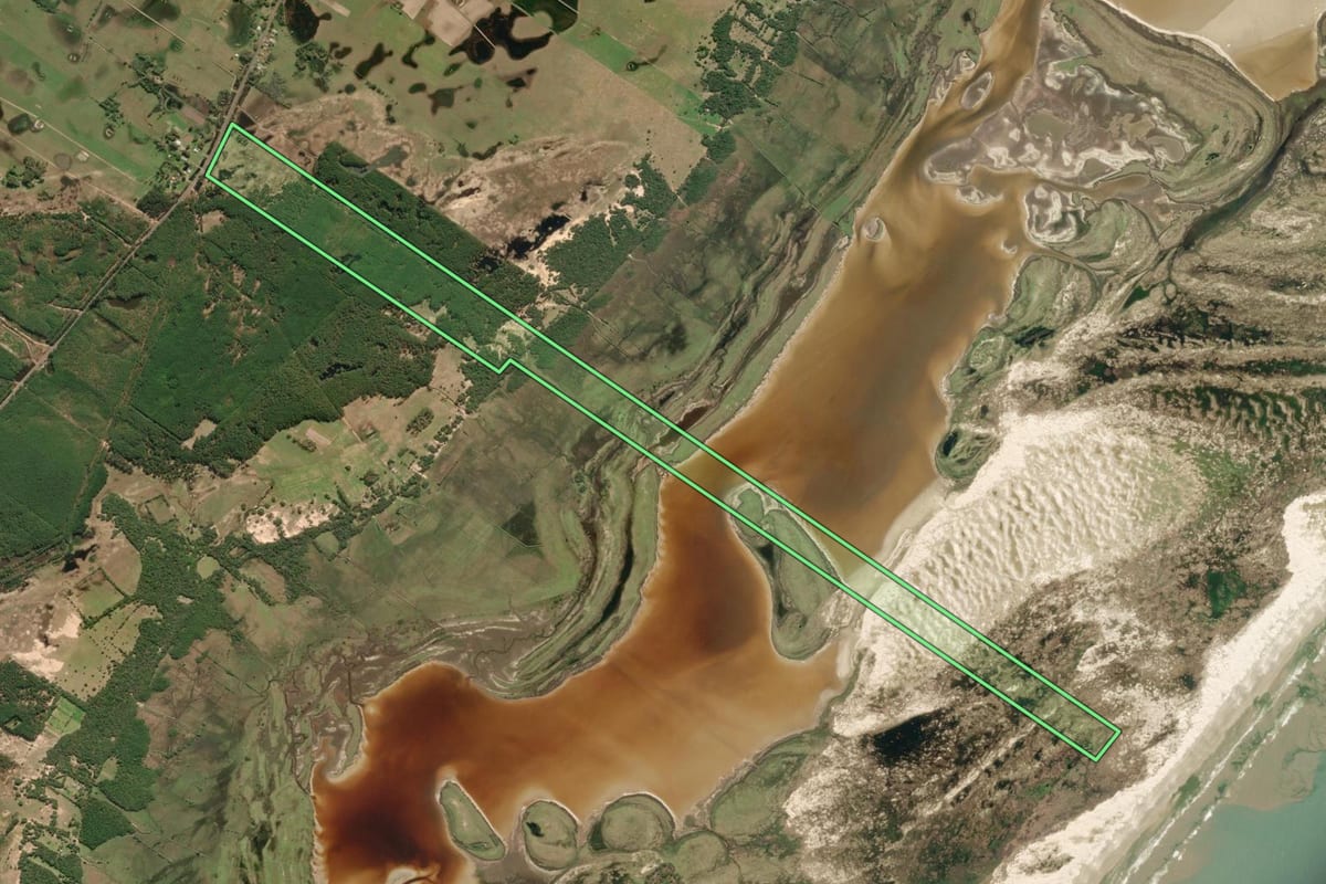 Imagem de satélite do imóvel rural em Tavares (RS), com o contorno declarado no CAR desenhado por cima.