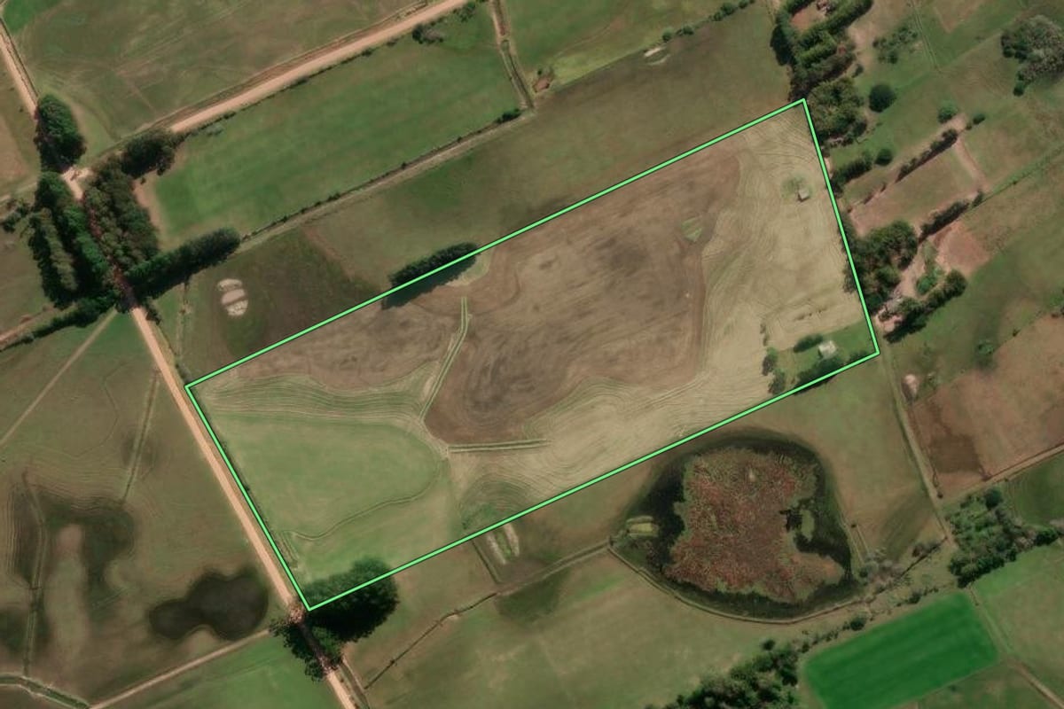 Imagem de satélite do imóvel rural em Tavares (RS), com o contorno declarado no CAR desenhado por cima.