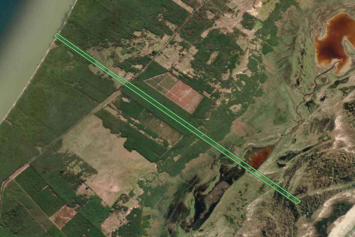 Imagem de satélite do imóvel rural em Tavares (RS), com o contorno declarado no CAR desenhado por cima.