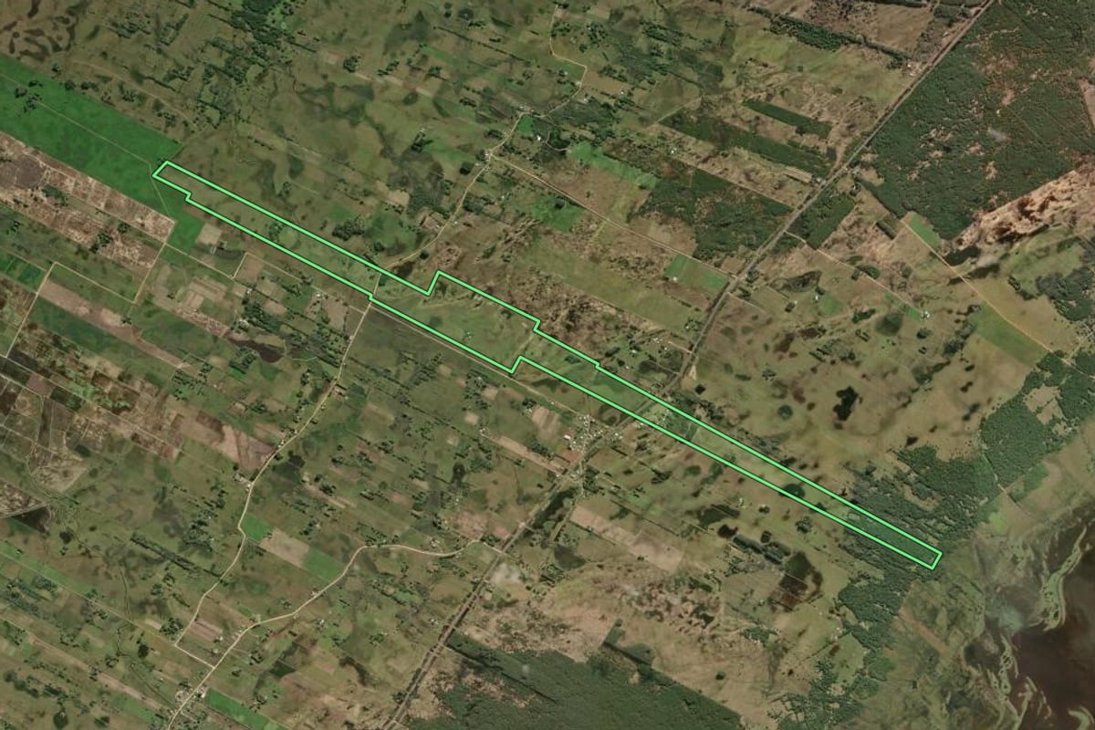 Imagem de satélite do imóvel rural em Tavares (RS), com o contorno declarado no CAR desenhado por cima.