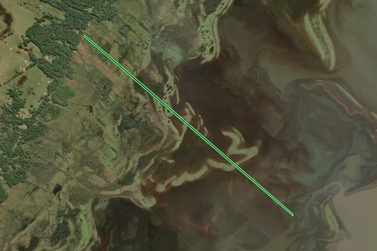 Imagem de satélite do imóvel rural em Tavares (RS), com o contorno declarado no CAR desenhado por cima.