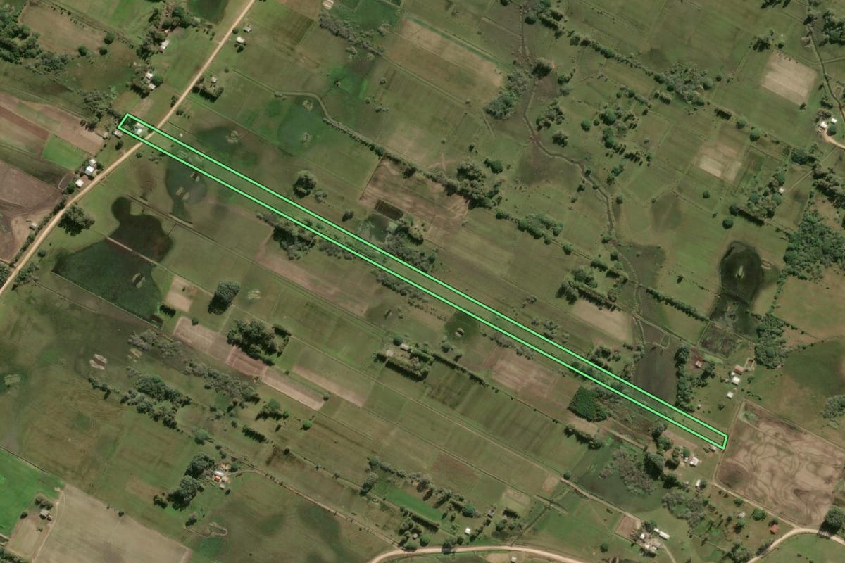 Imagem de satélite do imóvel rural em Tavares (RS), com o contorno declarado no CAR desenhado por cima.