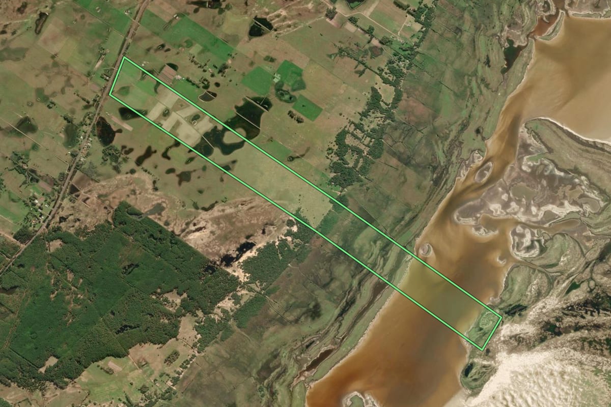 Imagem de satélite do imóvel rural em Tavares (RS), com o contorno declarado no CAR desenhado por cima.