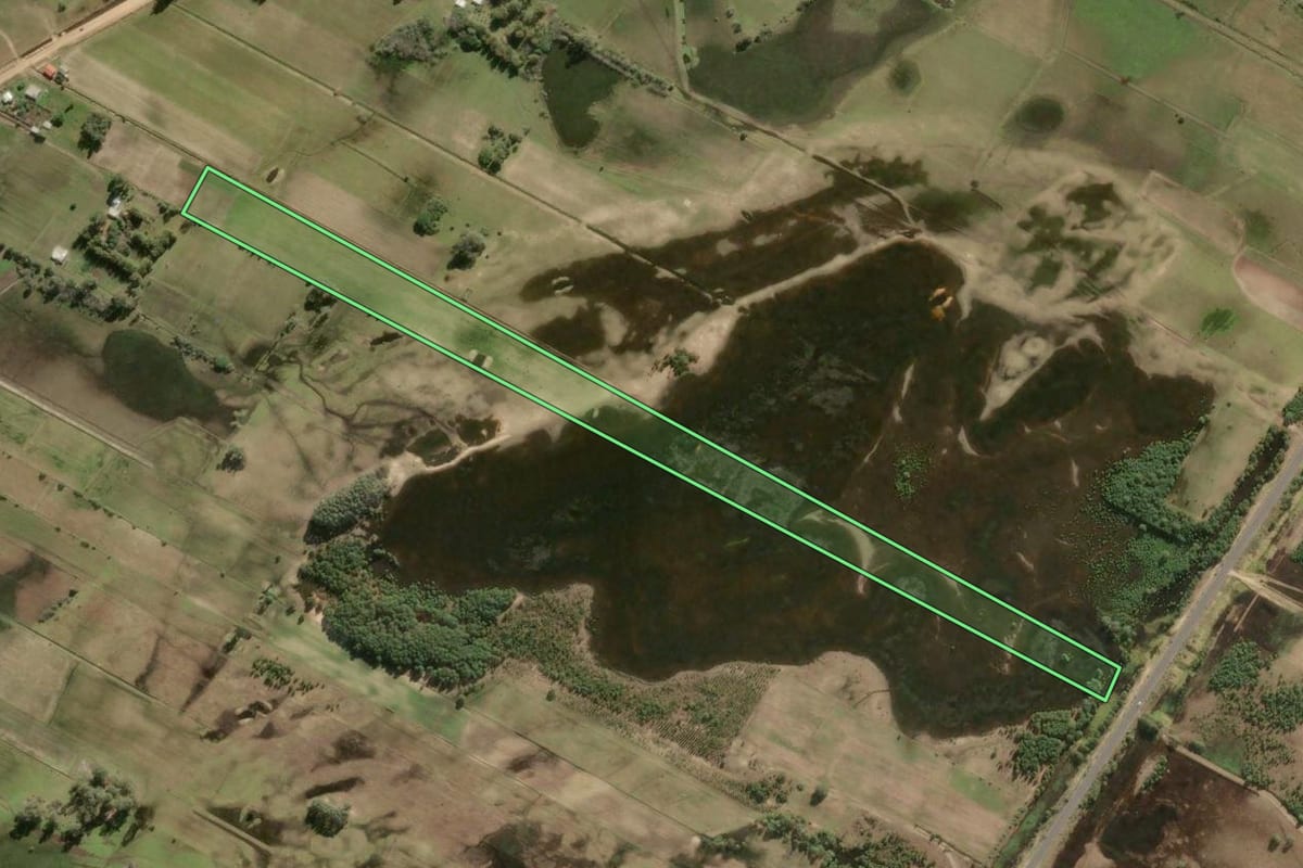 Imagem de satélite do imóvel rural em Tavares (RS), com o contorno declarado no CAR desenhado por cima.