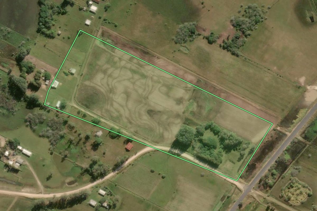 Imagem de satélite do imóvel rural em Tavares (RS), com o contorno declarado no CAR desenhado por cima.