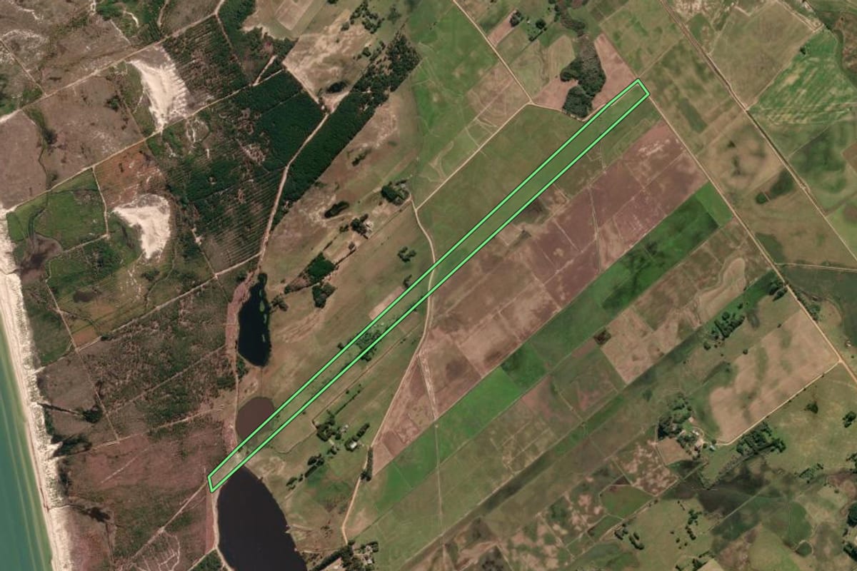 Imagem de satélite do imóvel rural em Tavares (RS), com o contorno declarado no CAR desenhado por cima.