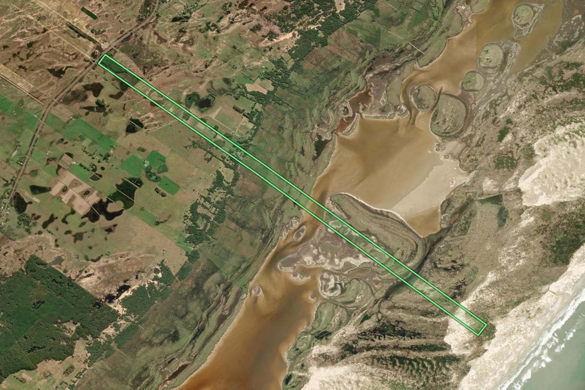 Imagem de satélite do imóvel rural em Tavares (RS), com o contorno declarado no CAR desenhado por cima.