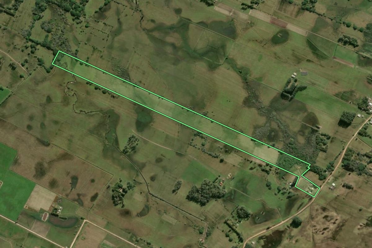 Imagem de satélite do imóvel rural em Tavares (RS), com o contorno declarado no CAR desenhado por cima.