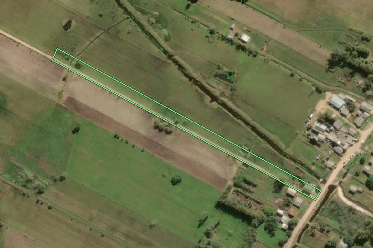 Imagem de satélite do imóvel rural em Tavares (RS), com o contorno declarado no CAR desenhado por cima.