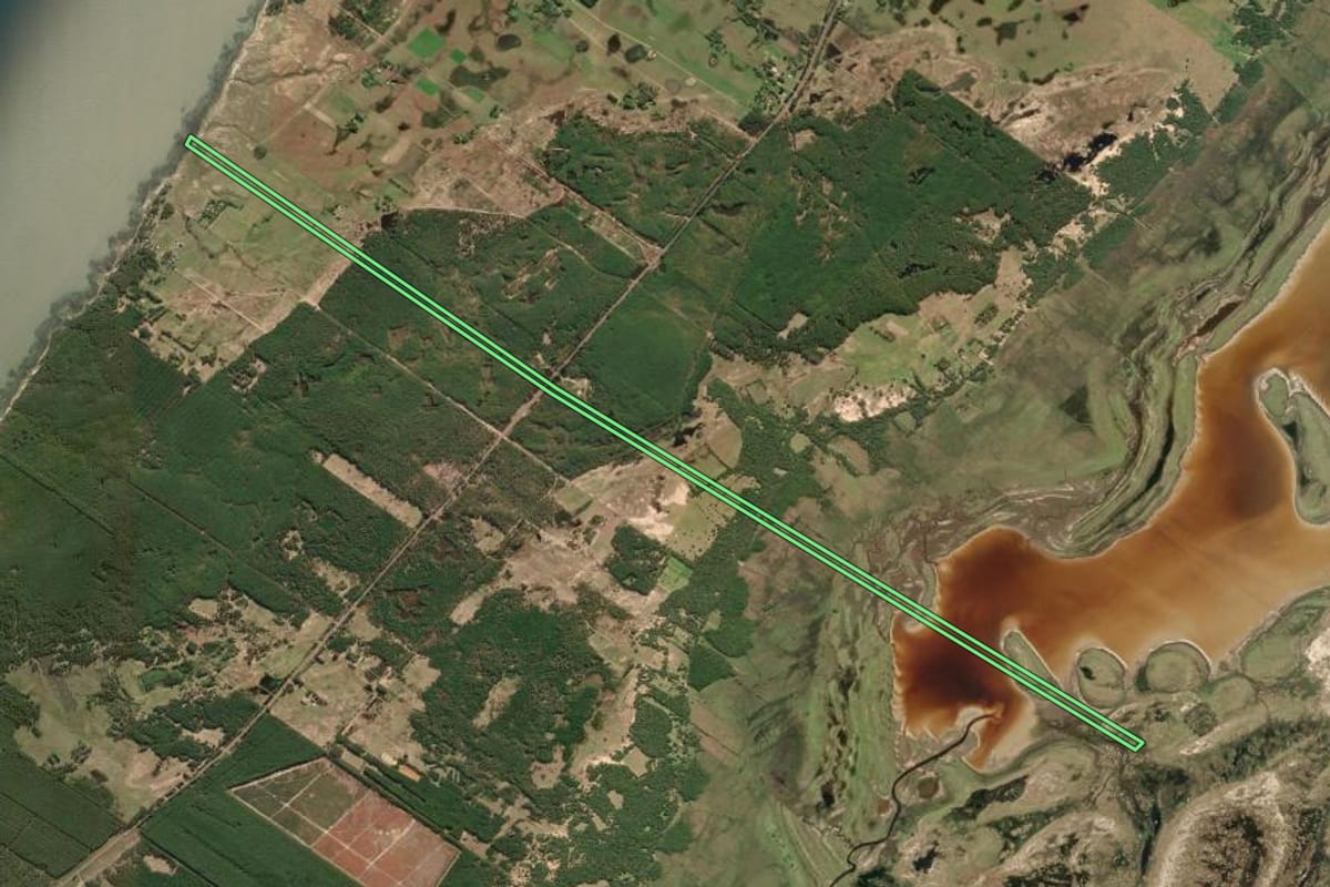 Imagem de satélite do imóvel rural em Tavares (RS), com o contorno declarado no CAR desenhado por cima.