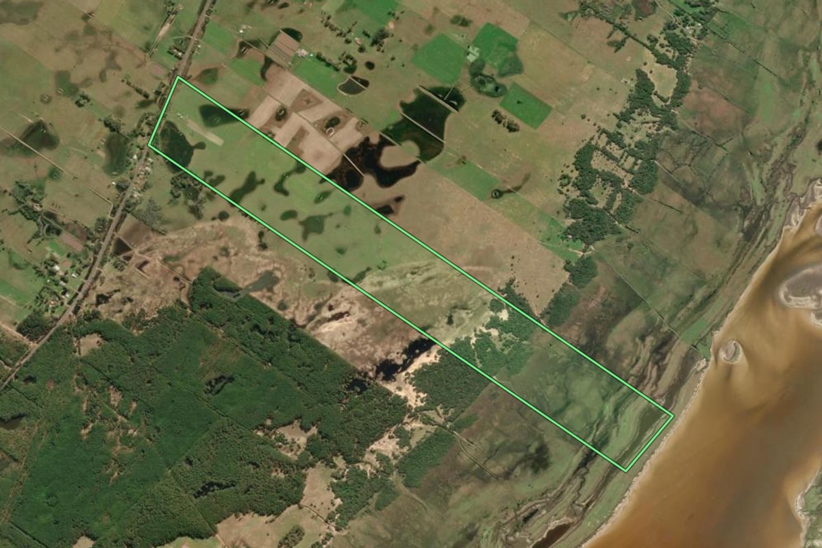 Imagem de satélite do imóvel rural em Tavares (RS), com o contorno declarado no CAR desenhado por cima.