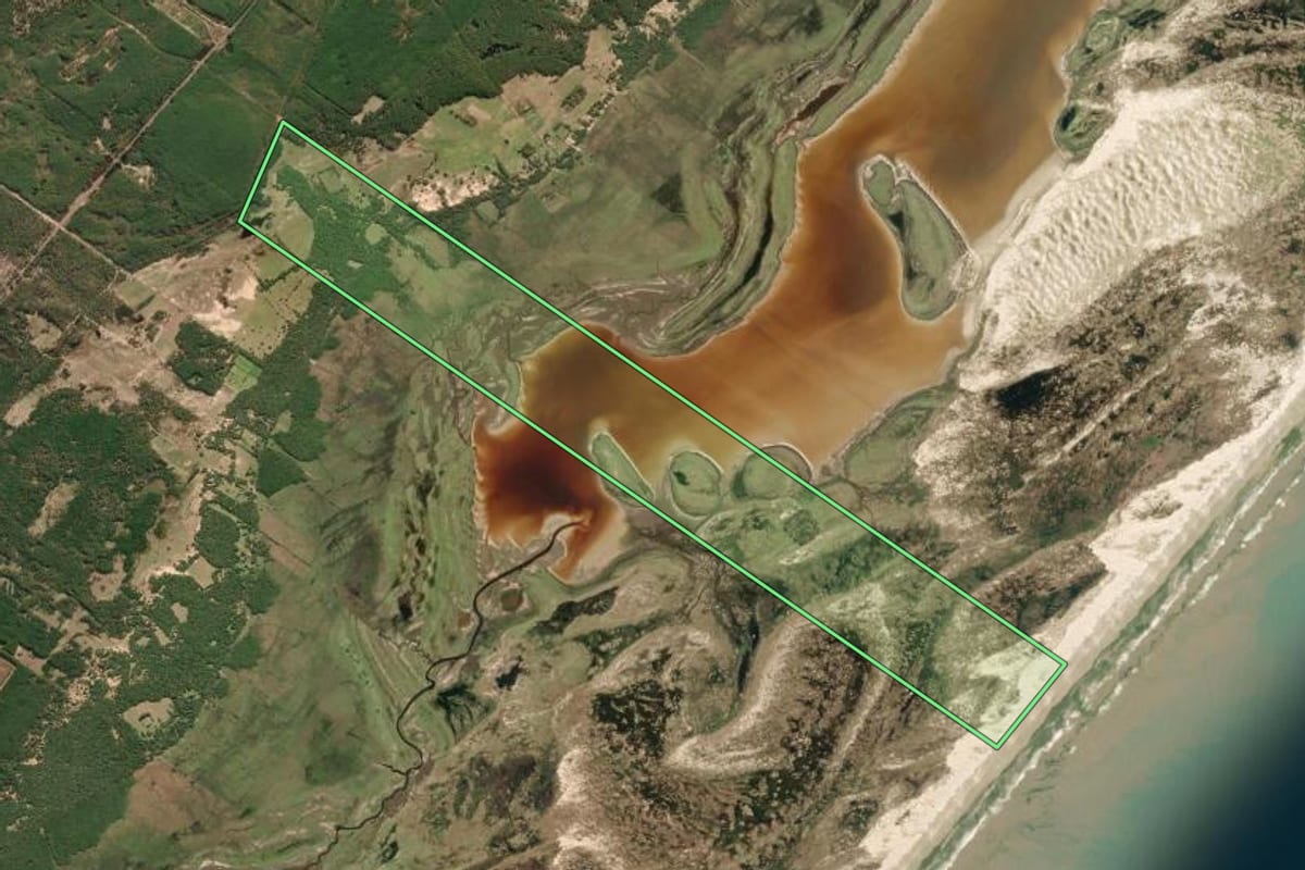 Imagem de satélite do imóvel rural em Tavares (RS), com o contorno declarado no CAR desenhado por cima.