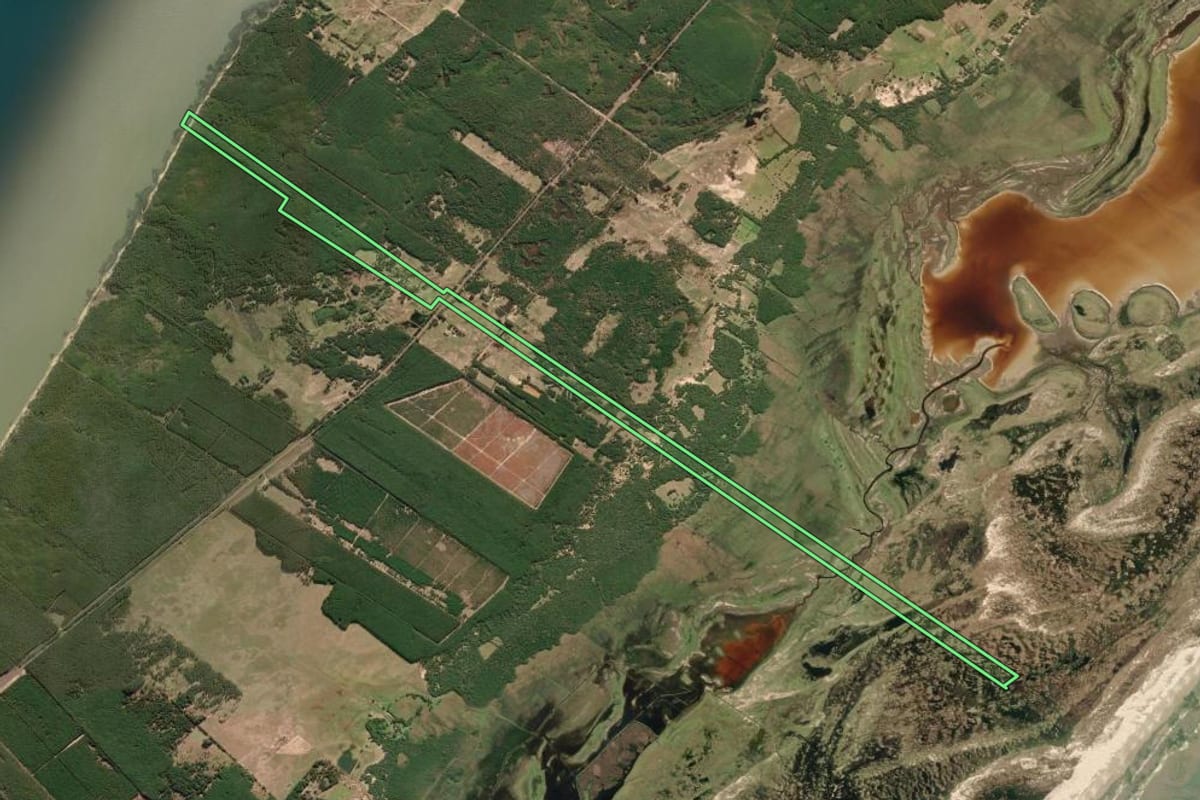 Imagem de satélite do imóvel rural em Tavares (RS), com o contorno declarado no CAR desenhado por cima.
