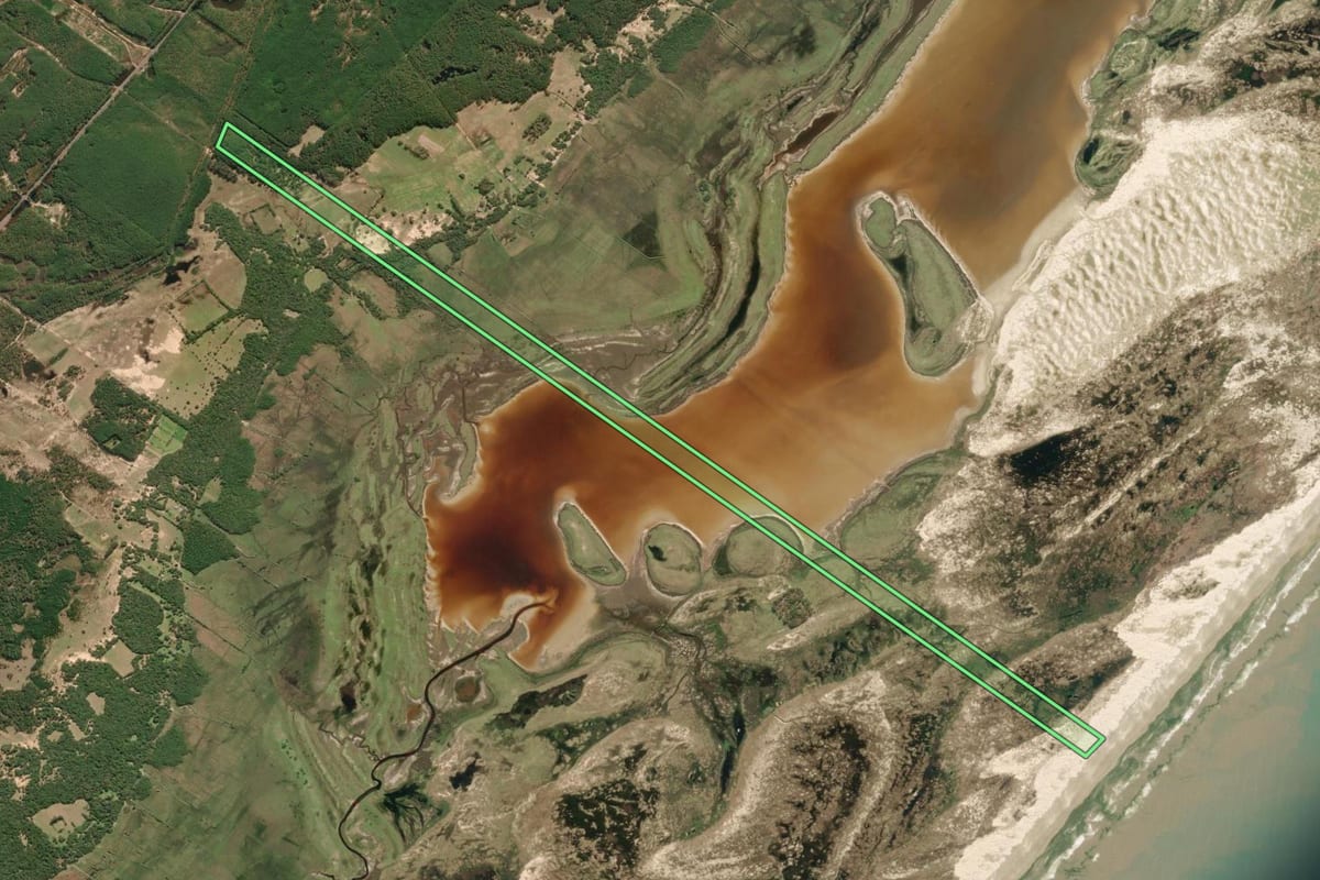 Imagem de satélite do imóvel rural em Tavares (RS), com o contorno declarado no CAR desenhado por cima.