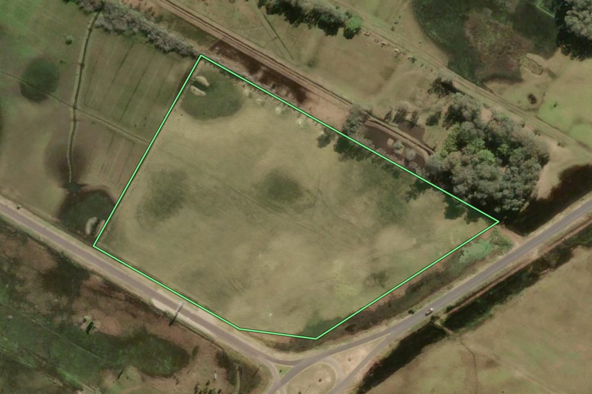Imagem de satélite do imóvel rural em Tavares (RS), com o contorno declarado no CAR desenhado por cima.