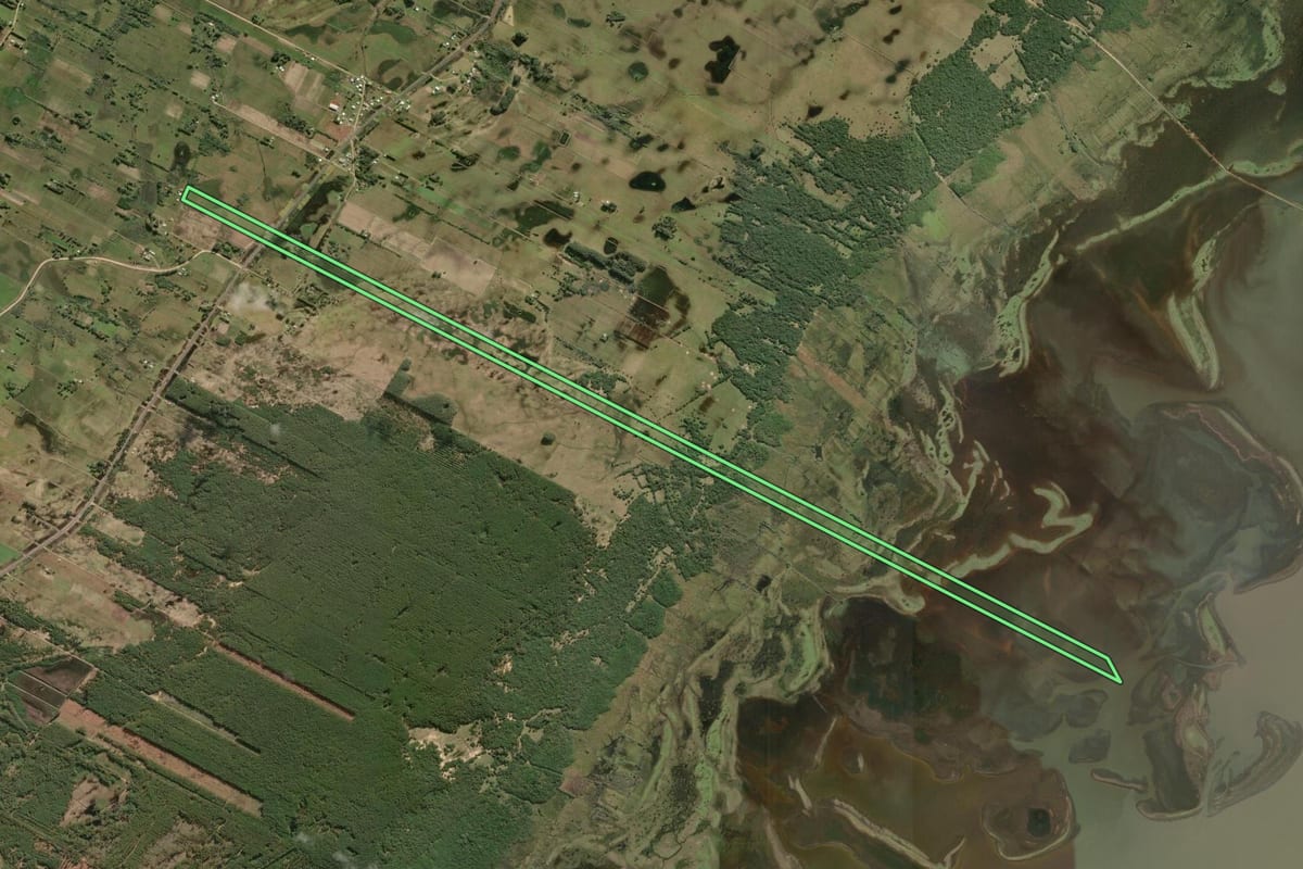 Imagem de satélite do imóvel rural em Tavares (RS), com o contorno declarado no CAR desenhado por cima.