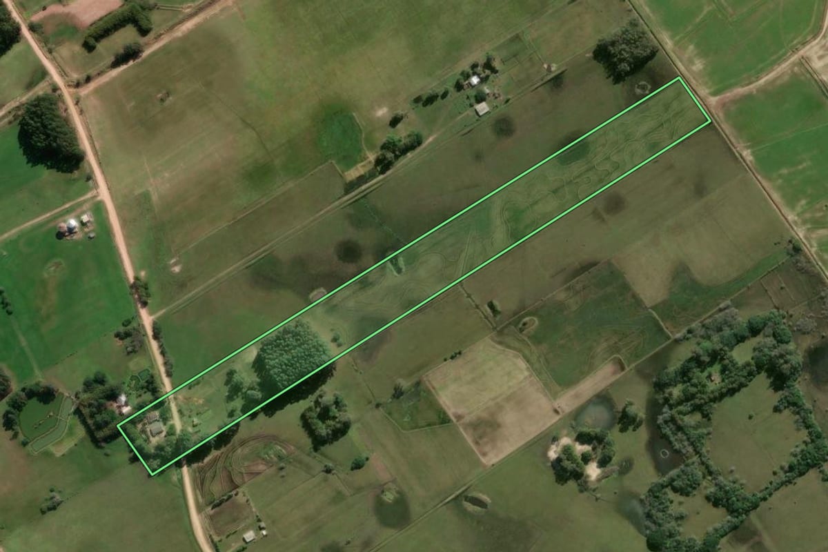 Imagem de satélite do imóvel rural em Tavares (RS), com o contorno declarado no CAR desenhado por cima.
