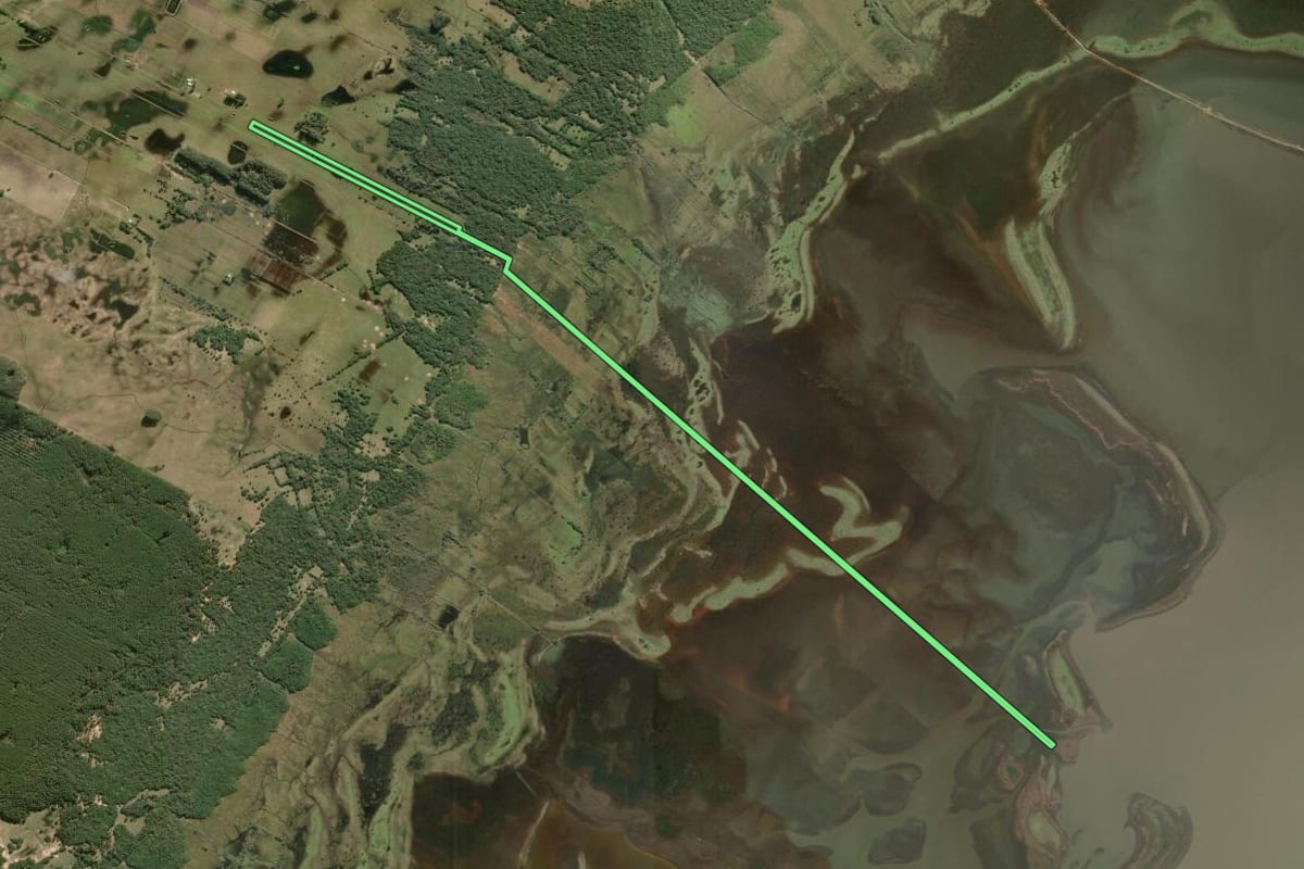Imagem de satélite do imóvel rural em Tavares (RS), com o contorno declarado no CAR desenhado por cima.