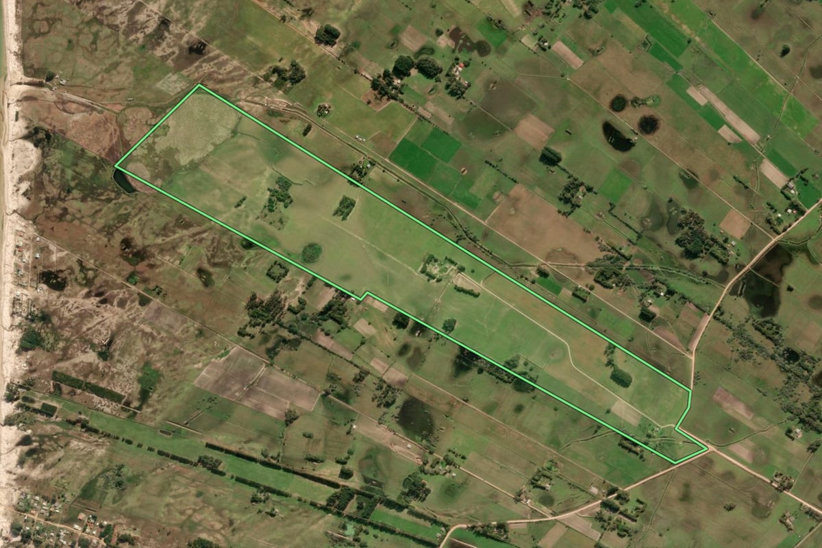 Imagem de satélite do imóvel rural em Tavares (RS), com o contorno declarado no CAR desenhado por cima.