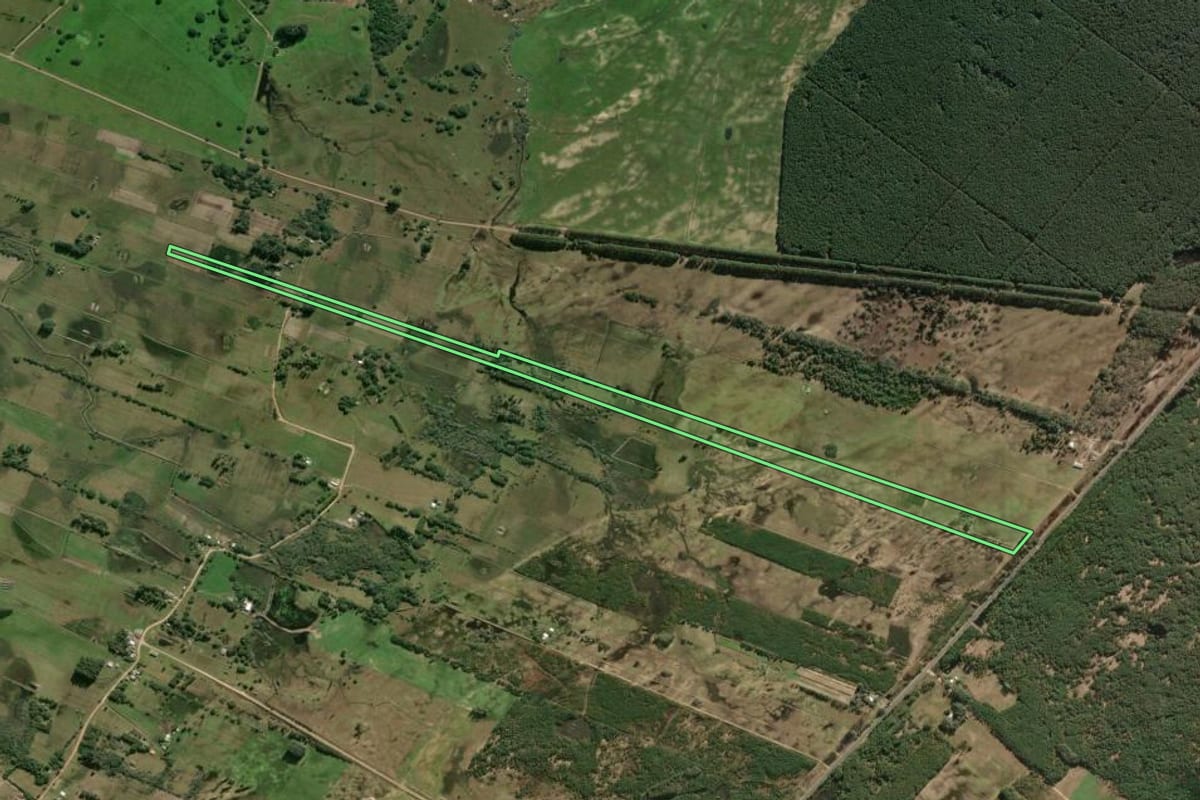 Imagem de satélite do imóvel rural em Tavares (RS), com o contorno declarado no CAR desenhado por cima.