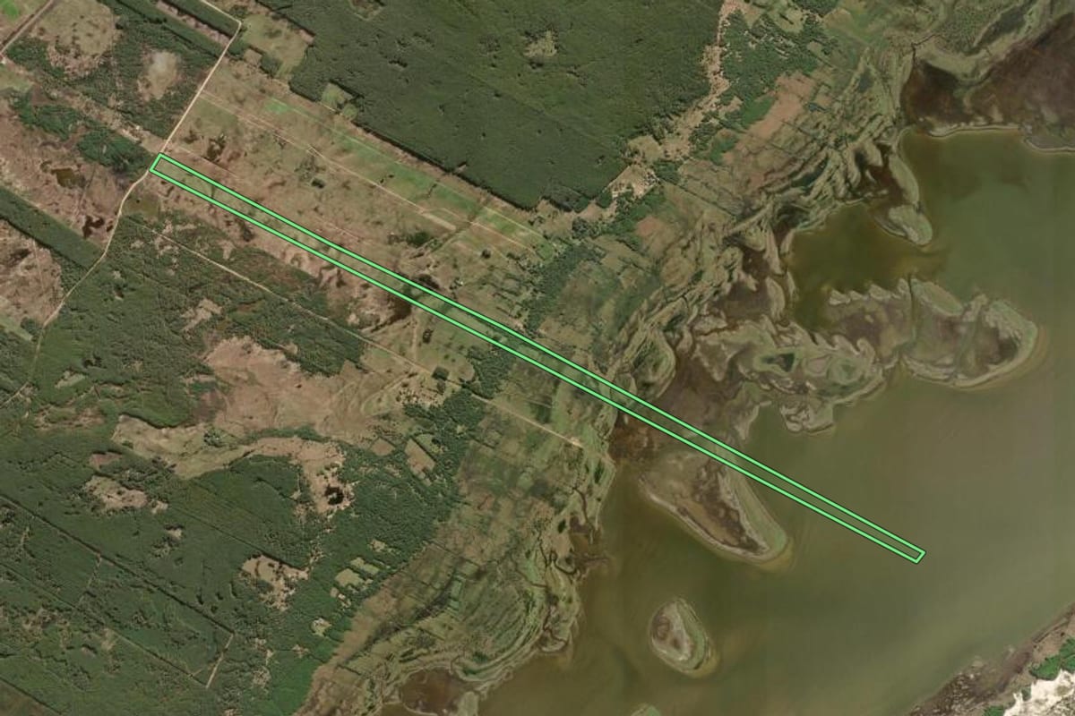 Imagem de satélite do imóvel rural em Tavares (RS), com o contorno declarado no CAR desenhado por cima.