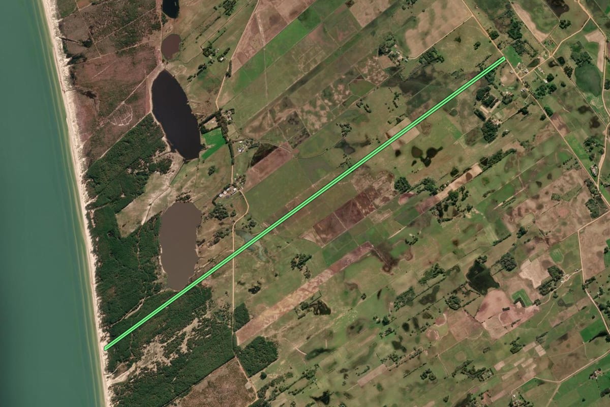 Imagem de satélite do imóvel rural em Tavares (RS), com o contorno declarado no CAR desenhado por cima.