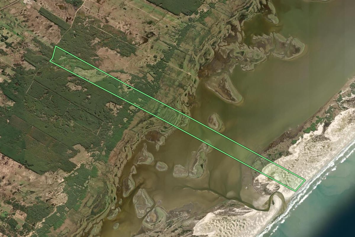 Imagem de satélite do imóvel rural em Tavares (RS), com o contorno declarado no CAR desenhado por cima.