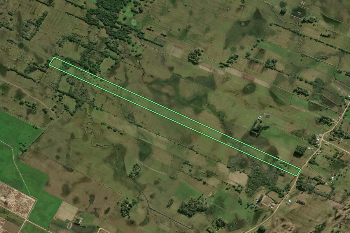 Imagem de satélite do imóvel rural em Tavares (RS), com o contorno declarado no CAR desenhado por cima.