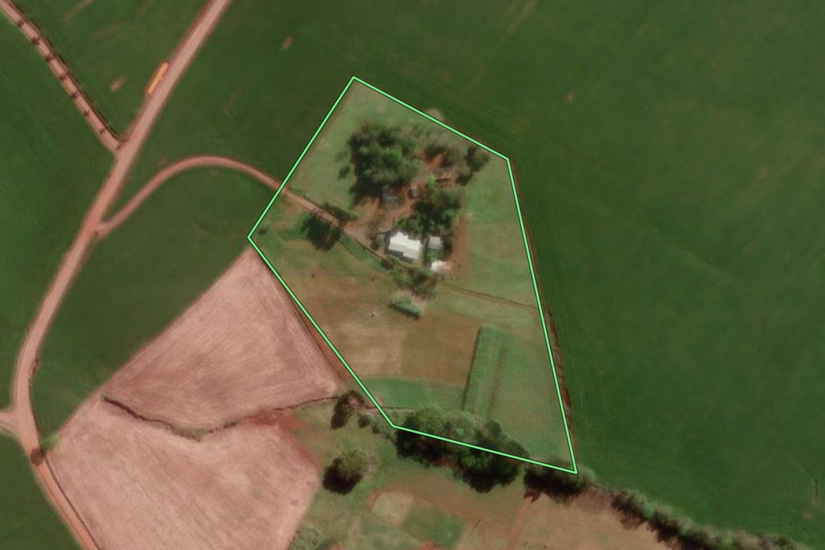 Imagem de satélite do imóvel rural em Tenente Portela (RS), com o contorno declarado no CAR desenhado por cima.