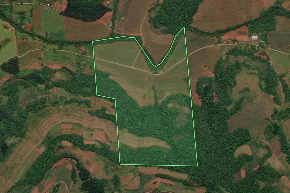 Imagem de satélite do imóvel rural em Tenente Portela (RS), com o contorno declarado no CAR desenhado por cima.