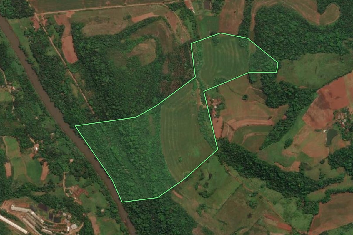 Imagem de satélite do imóvel rural em Tenente Portela (RS), com o contorno declarado no CAR desenhado por cima.