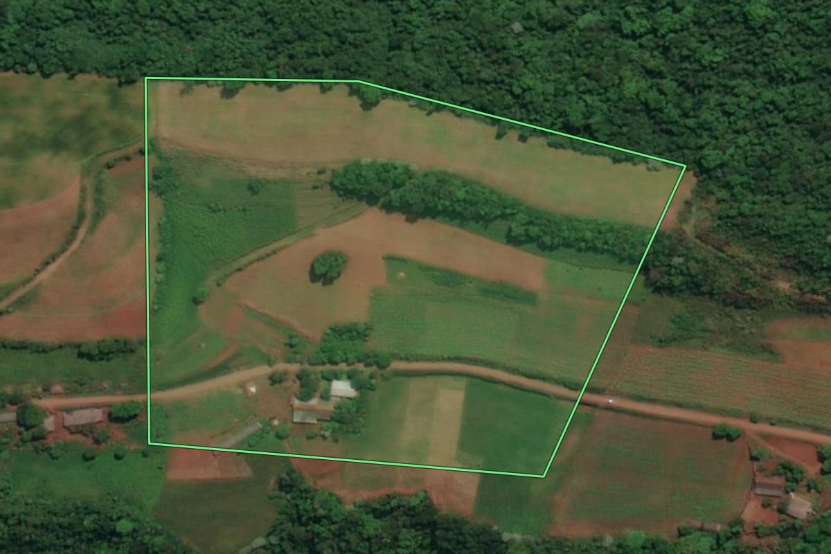 Imagem de satélite do imóvel rural em Tenente Portela (RS), com o contorno declarado no CAR desenhado por cima.